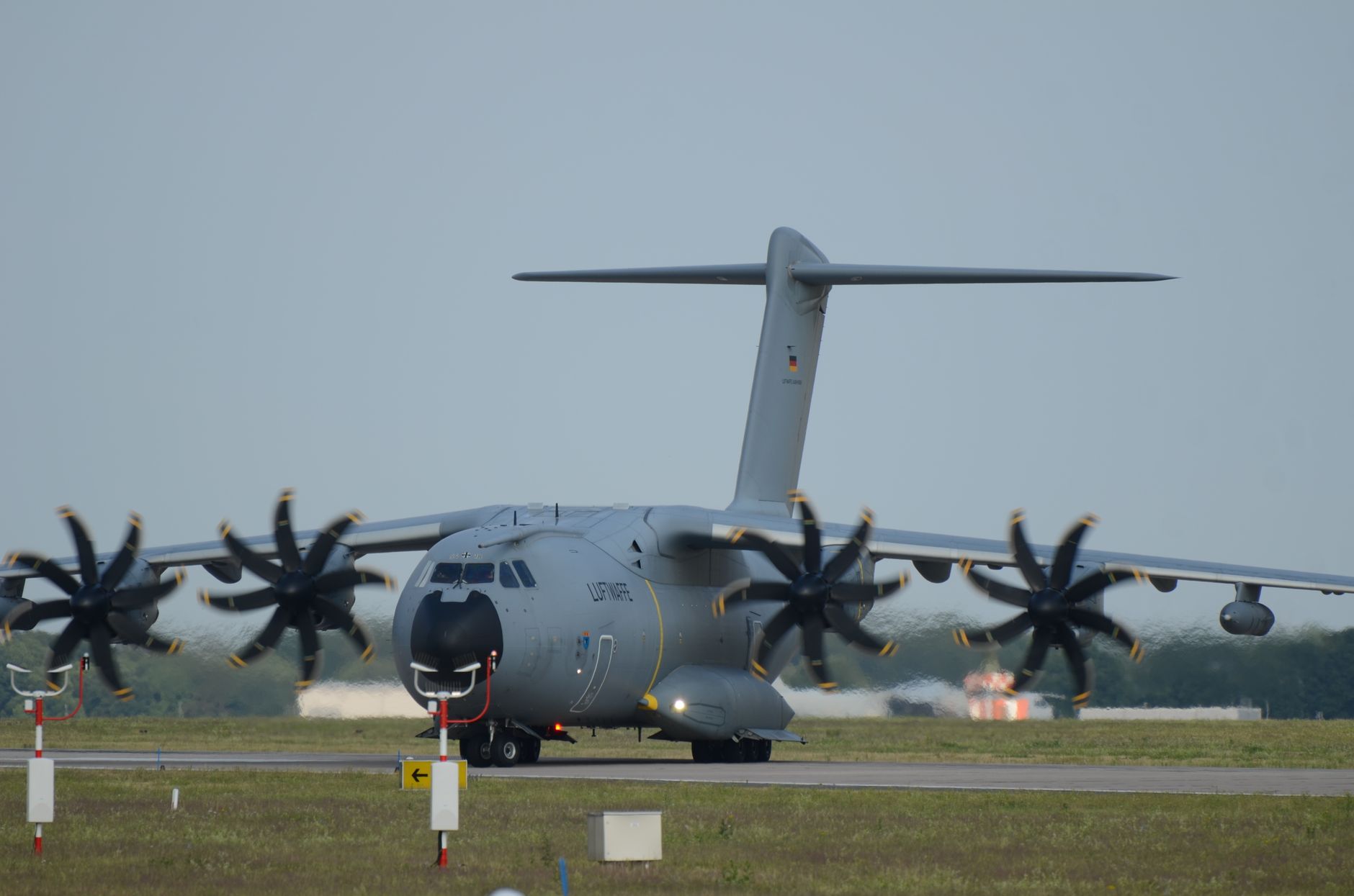Photo: themanieuws.nl Vijf mannen opgepakt bij RAF-basis Fairford: mogelijke aanslag op Amerikaanse bommenwerpers verijdeld